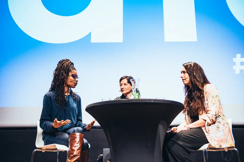 nagesprek bij sylvana demon or diva vlnr sylvana simons ingeborg jansen rosa timmer foto douwe de boer