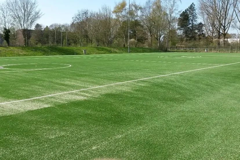 nic john schokker makelaardij nieuw kunstgrasveld