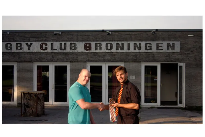 nieuwe hoofdcoach allard jonkers links krijgt officile das overhandigd door voorzitter sietse manning rechts rugby club groningen