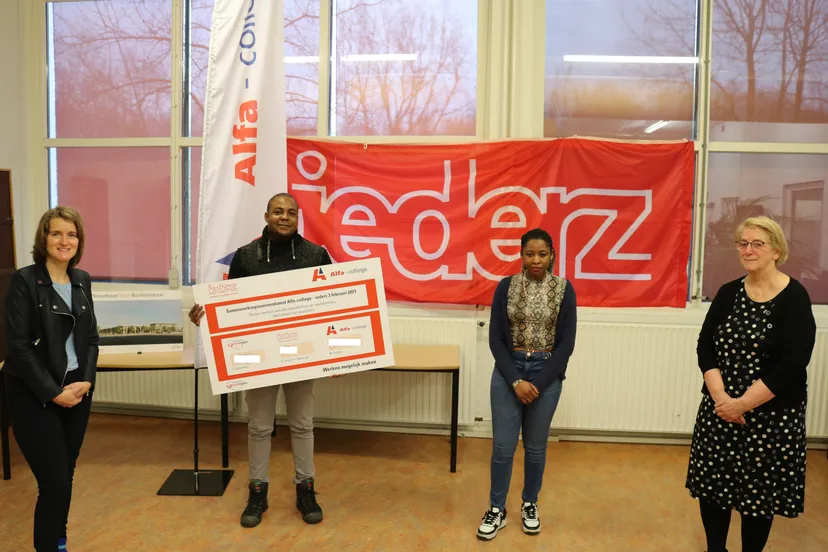 ondertekening convenant door vlnr carine bloemhoff richinel illes veronica nalwanga en marion arends
