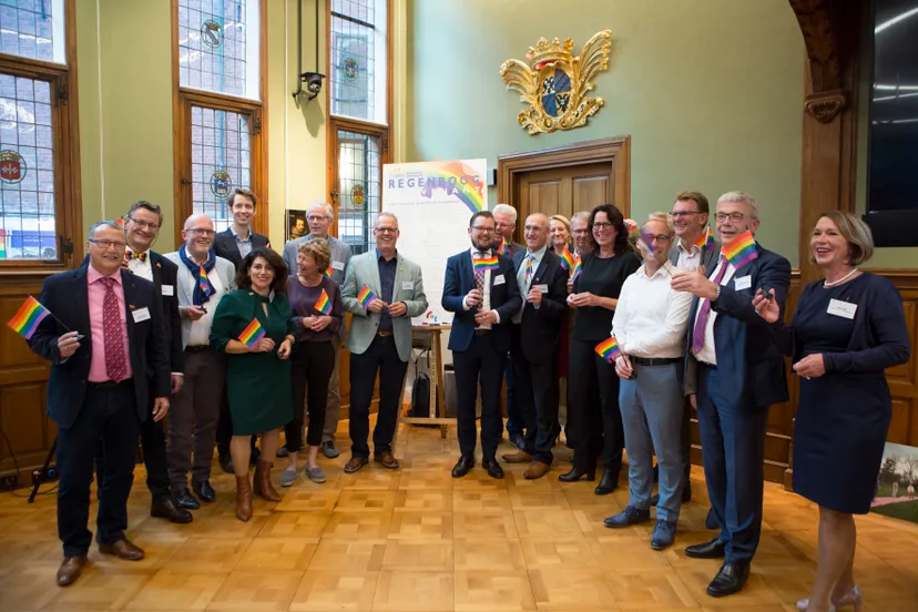 ondertekening regenboogconvenant met bestuurders van de provincie en groninger gemeenten