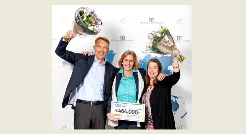 op de foto staan vlnr jan meilof neuroloog martini ziekenhuis dorinda roos directeur stichting ms research en onderzoeker celbiologie wia baron umcg