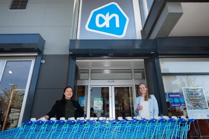 opening albert heijn hoornsemeer 1 supermarktmanager linda mak en haar assistent celeste kip zijn trots op de vernieuwde albert heijn hoornsemeer foto albert heijn yasmin hargreaves