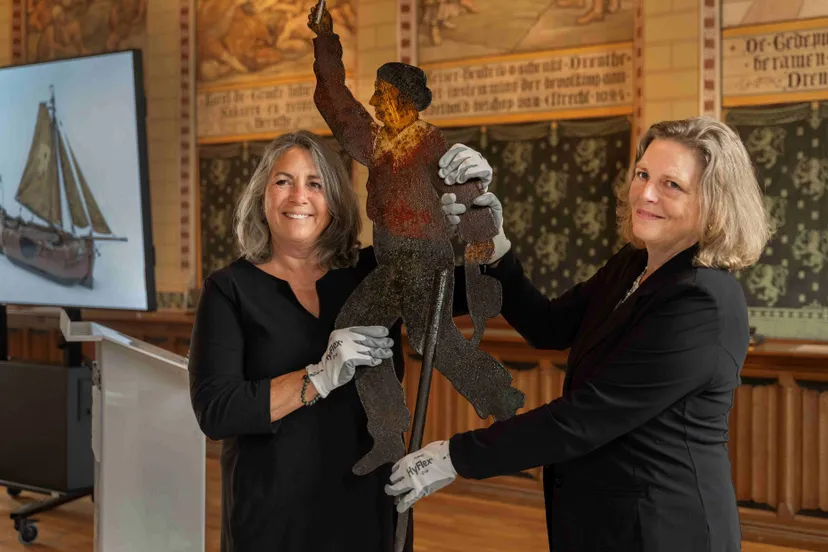 overhandiging voorplechtversiering door nicolette bartelink aan annelies meuleman sake elzinga