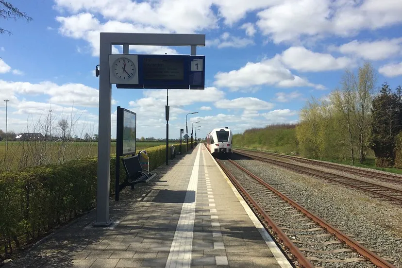 perron station roodeschool trein arriva cc by sa 40 larsvr6
