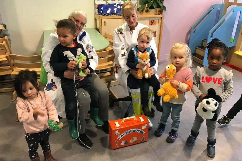 peuters krijgen bezoek dierenambulance