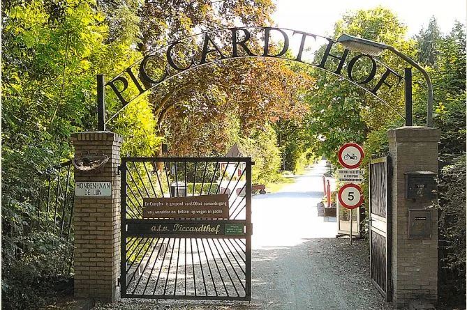 piccardthof wikipedia cc by sa 25 lampje1