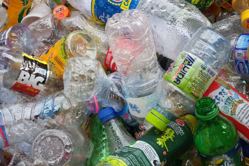 recycled plastic bottles lege flessen