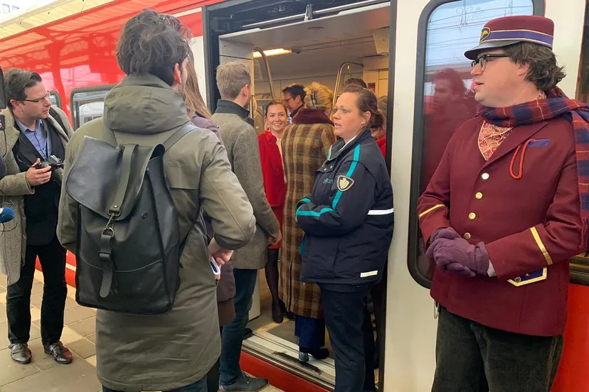 reizigers testen automatisch bestuurde trein