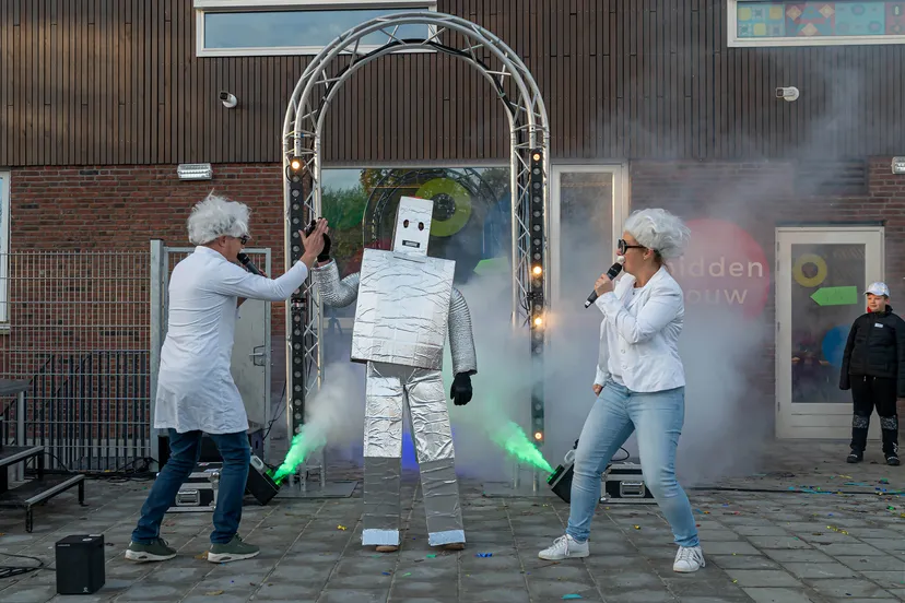 robot bij opening ontdeklab van obs het karrepad foto door bert lanting 10 ontvangen door openbaar onderwijs groningen
