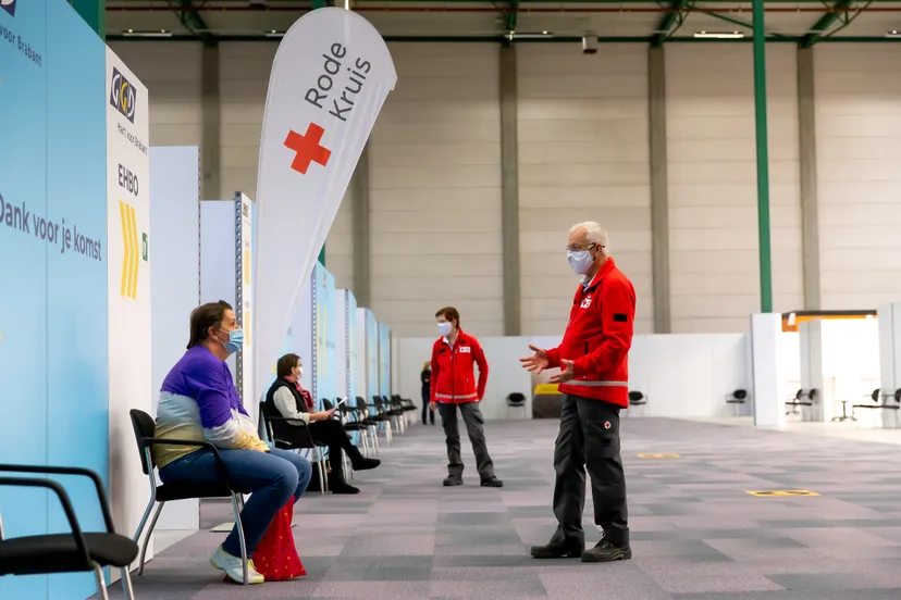 rode kruis ondersteunt priklocatie fotograaf bart hoogveld