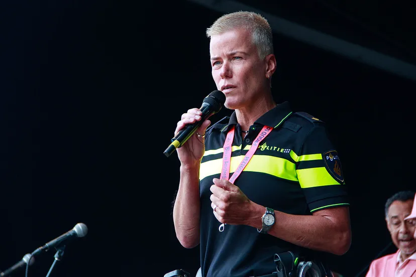 roze kwaku summer festival 2015 04 cc by sa 40 richard broekhuijzen politievrouw ellie lust