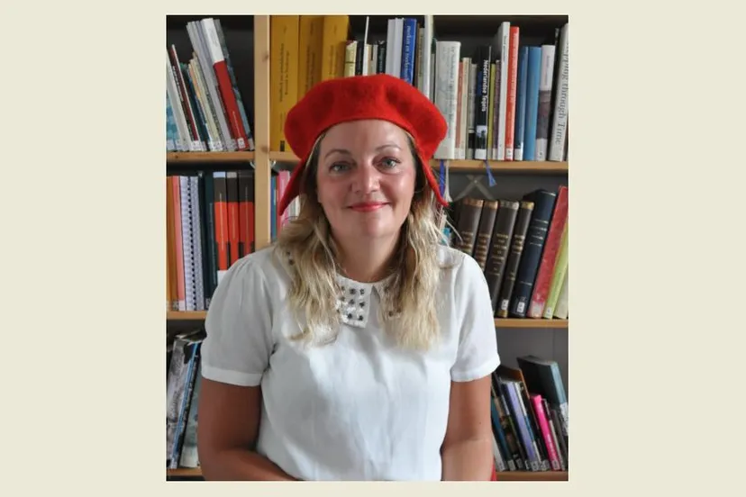 sandra beckerman met geleerdenbaret fotograaf jaap buist