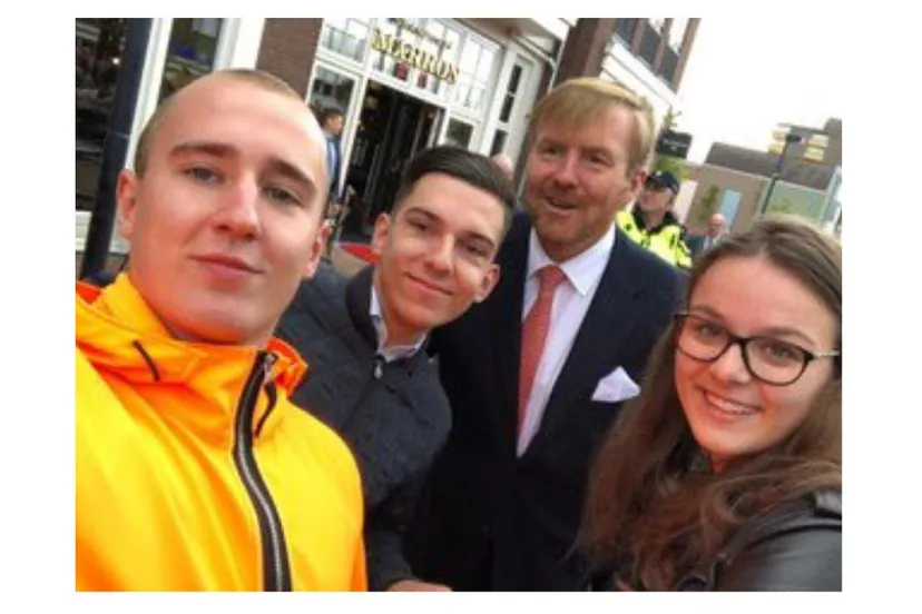 selfie van bedrijfskundestudenten met de koning hanzehogeschool groningen1