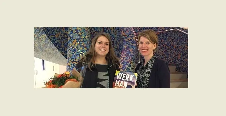 sifra thuss links op de foto ontvangt bloemen en de catalogus van karina smrkovsky hoofd communicatie van het groninger museum
