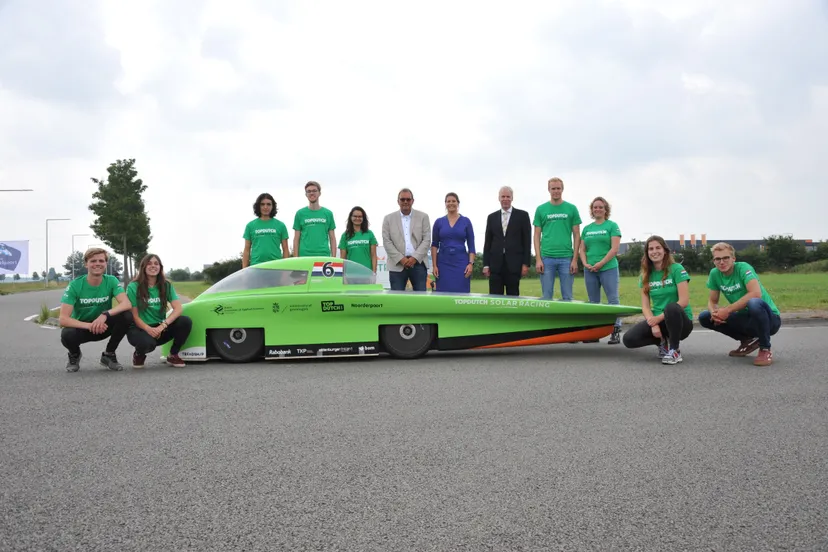 solar racing team met bestuurders foto ronny benjamins