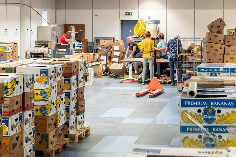 sorteerders zetten alles klaar voor transport naar mediacentrale foto jacob gunter
