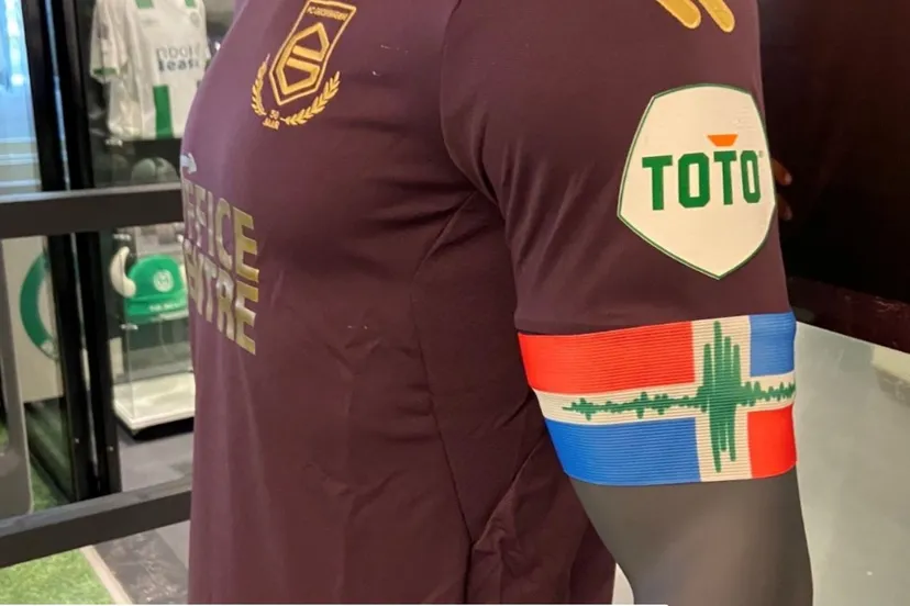 speciale aanvoerdersband voor slachtoffers aardbevingen