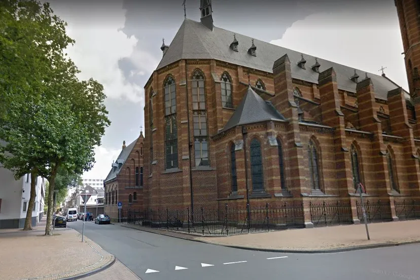 st jozefkerk naast politiebureau