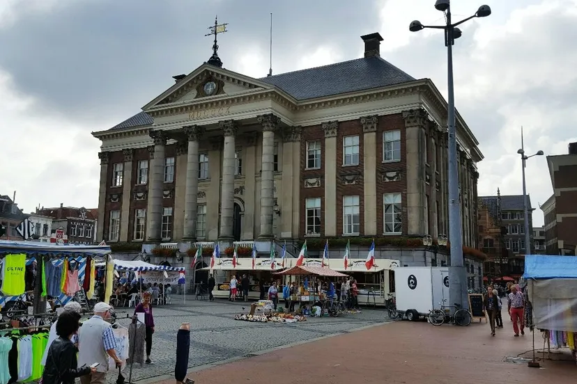stadhuis grote markt en markt e1542198605273