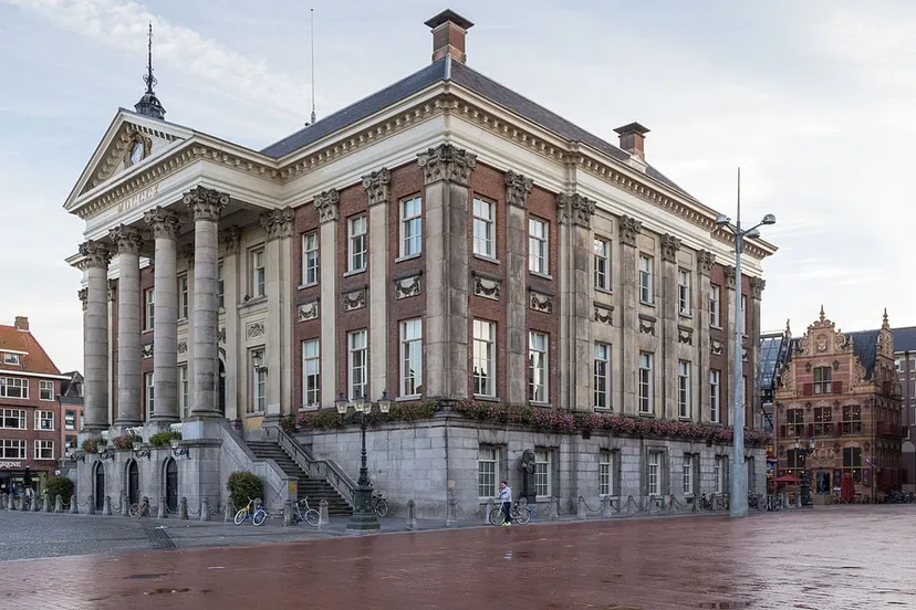 stadhuis und goudkantoor groningen cc by sa 40 wikipedia commons joachimkohlerbremen