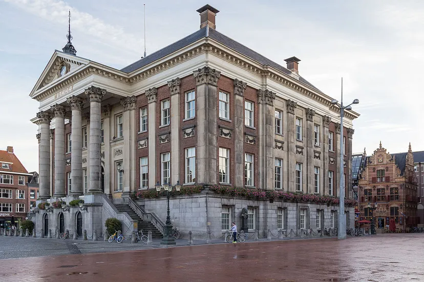 stadhuis und goudkantoor groningen cc by sa 40 wikipedia commons joachimkohlerbremen
