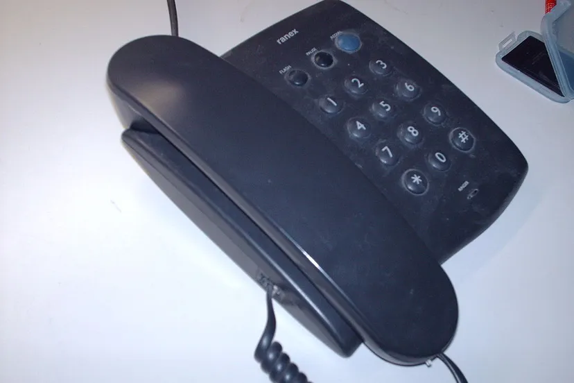 standaart telefoon zwart cc by sa 30 wikipedia commons jetfighter