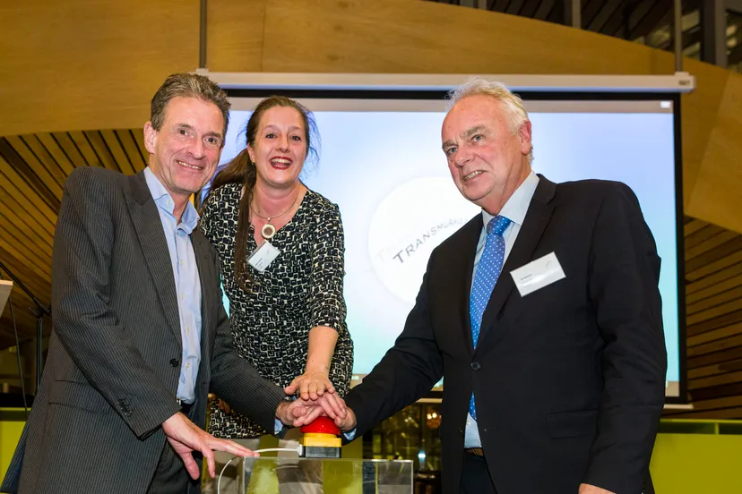 start samenwerking transmuralezorgbrug 1hans feenstra van het martini ziekenhuis hoogleraar en projectleider transmurale zorgbrug sophia de rooij en jos aartsen van het umcg