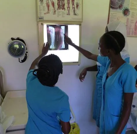 studenten in een skillslab north coast medical training college kenia