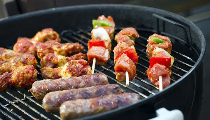 supermarkten roepen kipspiesjes terug 715x408