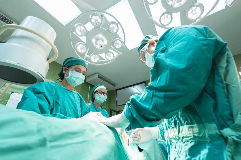 surgery 1807541 1920 operatie sasin tipchai via pixabay operatiekamer