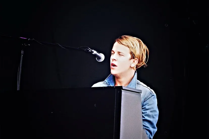 tom odell v festival 2014 chelmsford 14972303021 cc by 20 drew de f fawkes