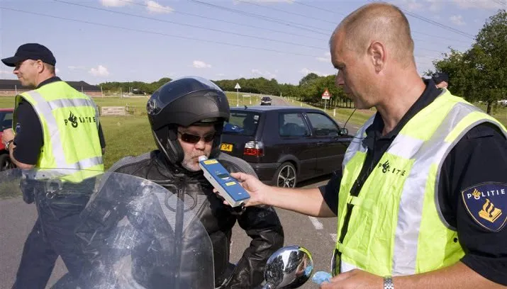 tt assen honderden motorrijders gecontroleerd 715x408
