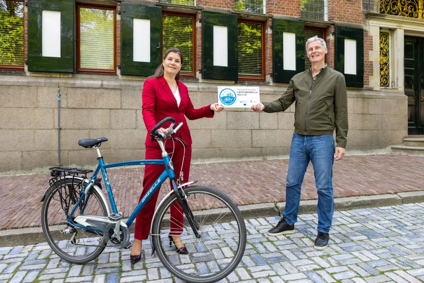 unnamed 2021 06 05t162537160 provincie ontvangt certificaat voor fietsvriendelijk bedrijf