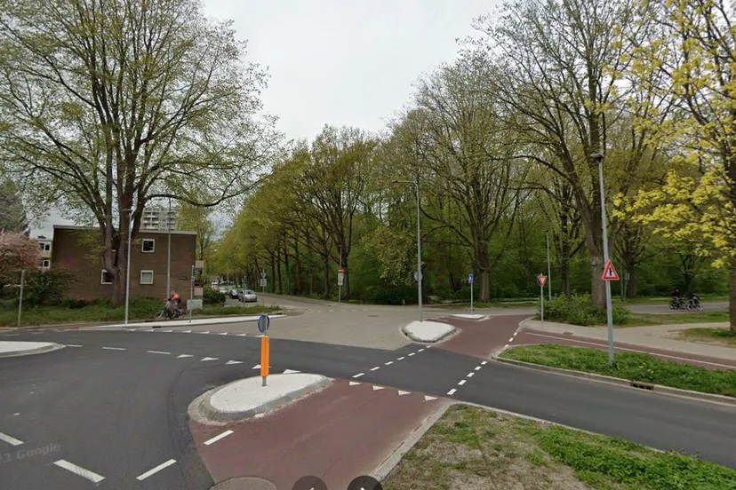 verkeer wordt rechtsaf geleid in helpman