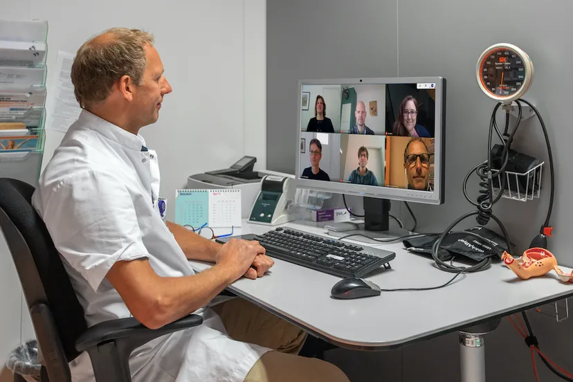 videobellen 1 gynaecoloog marinus van der ploeg stemt af met het onderzoeksteam van de rug