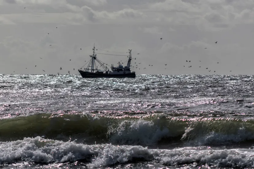 vissersboot ruige zee cc by 20 flickr creative commons paul van de velde