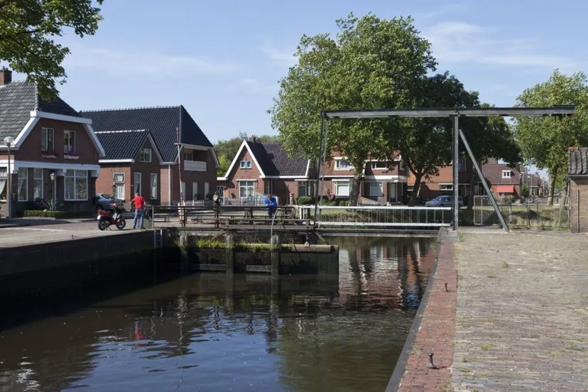 westzijde van ophaalbrug met omgevende bebouwing musselkanaal 20532392 rce cc by sa 30