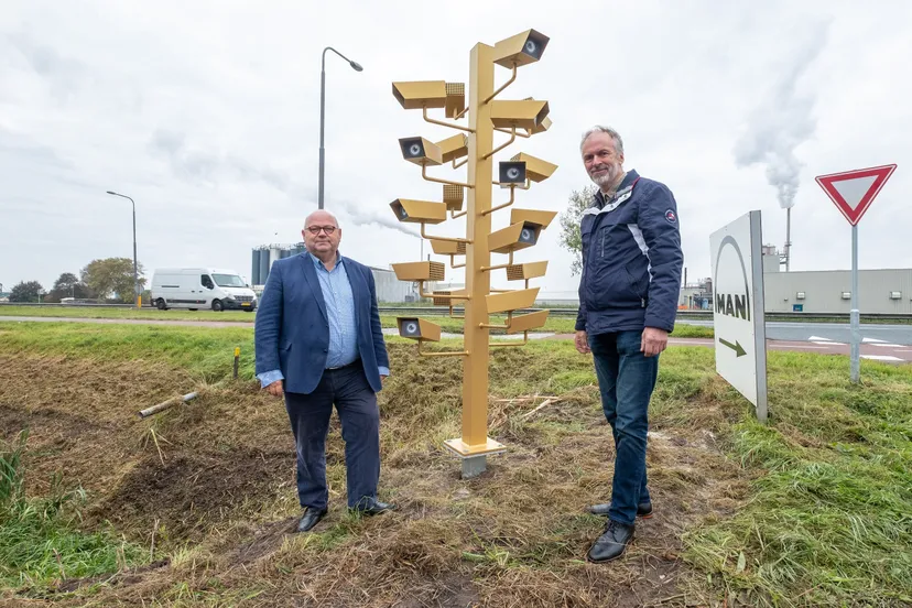 wethouder jaap borg van de gemeente midden groningen en voorzitter hans berens van dorpsvereniging westerbroek onthullen camerapaal all eyes on you foto jurjen veerman
