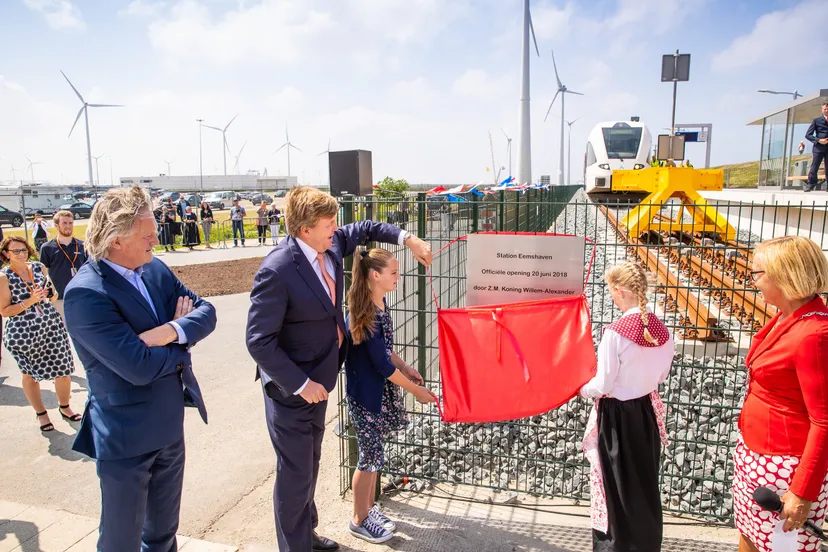 willem alexander onthulling plaquette station eemshaven met een nederlands meisje en een duitse jongen foto stefan verkerk