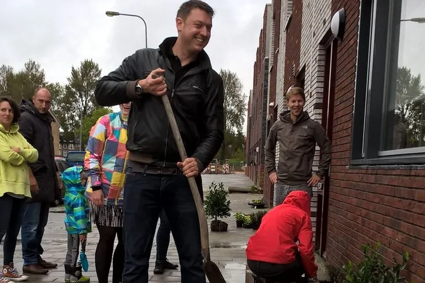 wp 20170916 11 14 12 pro 0 job de rooij werkt aan zijn tuin nmf e1506002345575