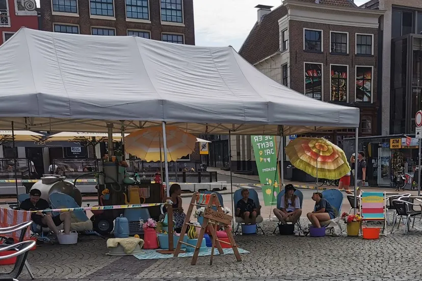zomerterras voetjes in het water