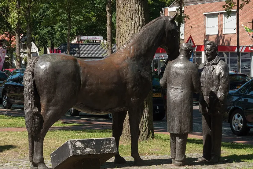 zuidlaren het zuidlaardermarktmonument foto2 2014 07 12 1142 cc by sa 40 michielverbeeknl e1539623794463