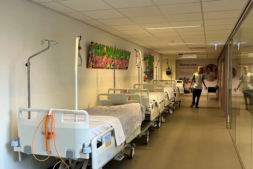 20240903 foto 2 de eerste nieuwe bedden staan schoongemaakt en opgemaakt klaar om het ziekenhuis in te gaan 1