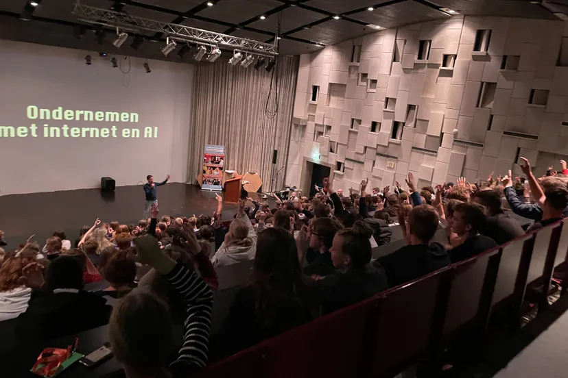 foto 1 de keynote van jarno duursma zette de leerlingen in beweging