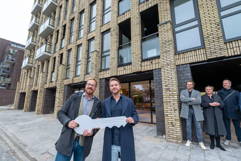 wethouder niejenhuis overhandigt sleutel aan eerste bewoner talent 2