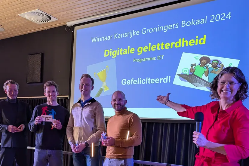 winnaar van de kansrijke groningers bokaaluitreiking 2024 digitale geletterdheid met basicly