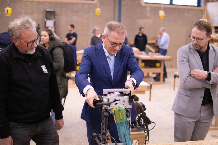 minister bruins aan de slag