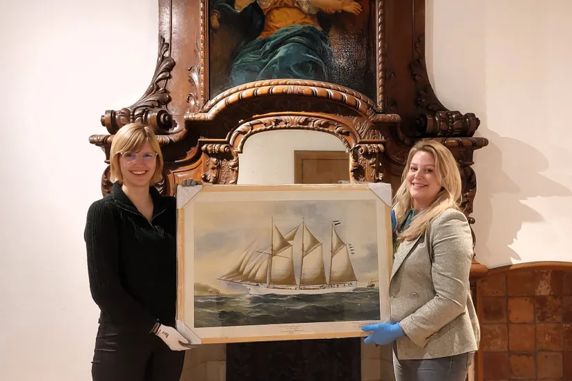 maaike modderman van museum aan de a links overhandigt aquarel aan celine vister van veenkoloniaal museum