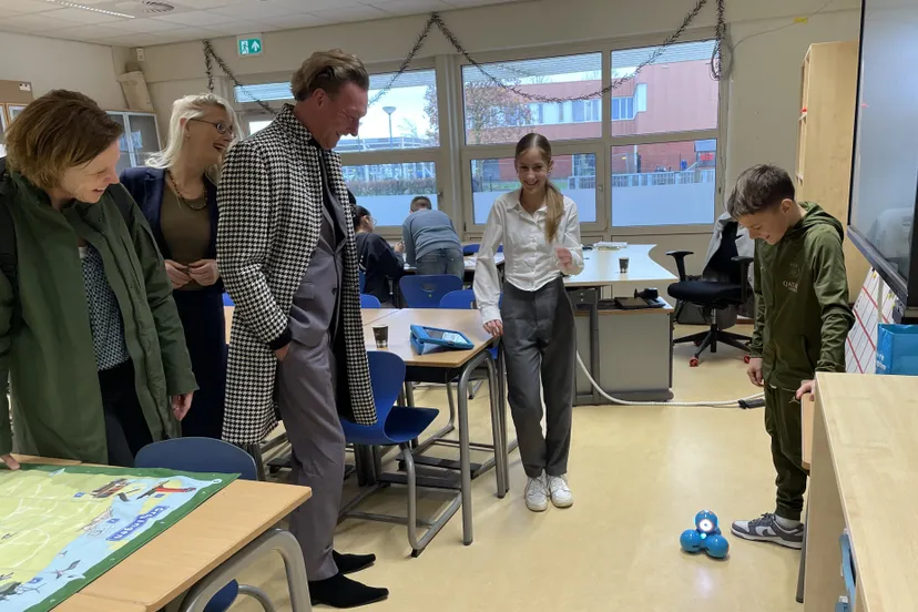 foto 1 leerlingen demonstreren robots op obs jan ligthart